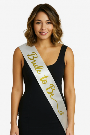 Beyaz Saten Üzerine El Yazısı İtalik Altın Bride To Be Kuşağı 10 C… Beyaz Saten Üzerine El Yazısı İtalik Altın Bride To Be Kuşağı 10 C…