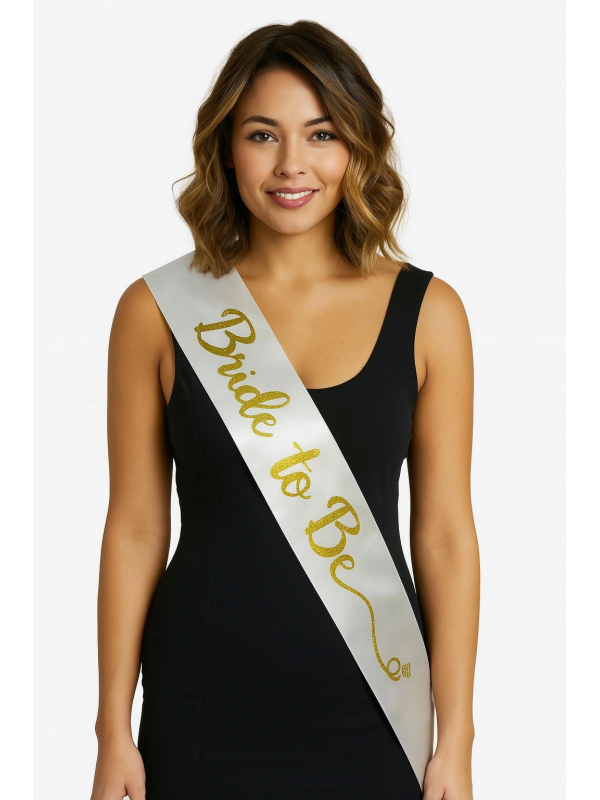 Beyaz Saten Üzerine El Yazısı İtalik Altın Bride To Be Kuşağı 10 C… Beyaz Saten Üzerine El Yazısı İtalik Altın Bride To Be Kuşağı 10 C…