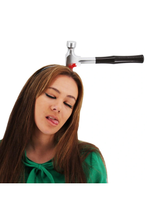 Kafaya Saplanmış Kahverengi Saplı Çekiç Şaka Tacı&hellip;