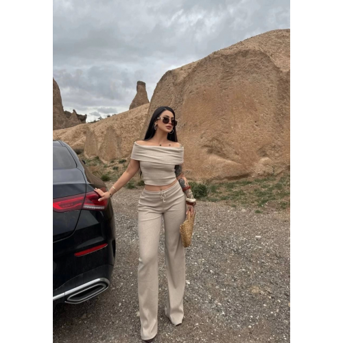 Madonna yaka bol paça pantolonlu takım